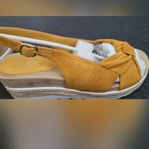 Sz 7 New Women's Mustard Sandals